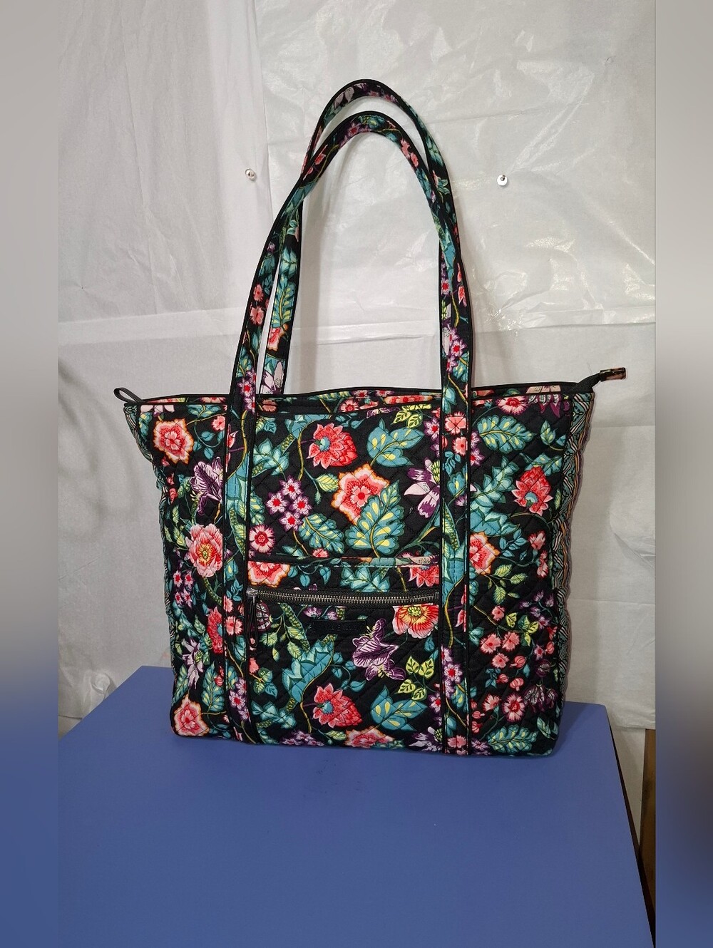 Vera Bradley Iconic Vera Tote in the Vines Floral- EUC